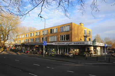 900522 Gezicht op het buurtwinkelcentrum aan de Jan van Galenstraat te Utrecht.